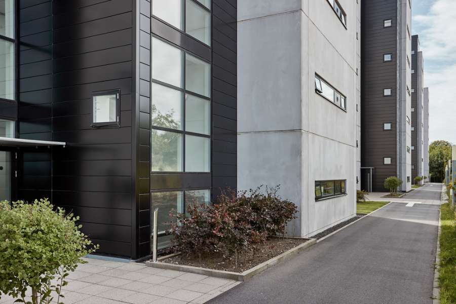 Aluminiumprofile verbinden Betonkarrees miteinander, Svanelundsbakken 16–22, 9800 Hjørring, Dänemark